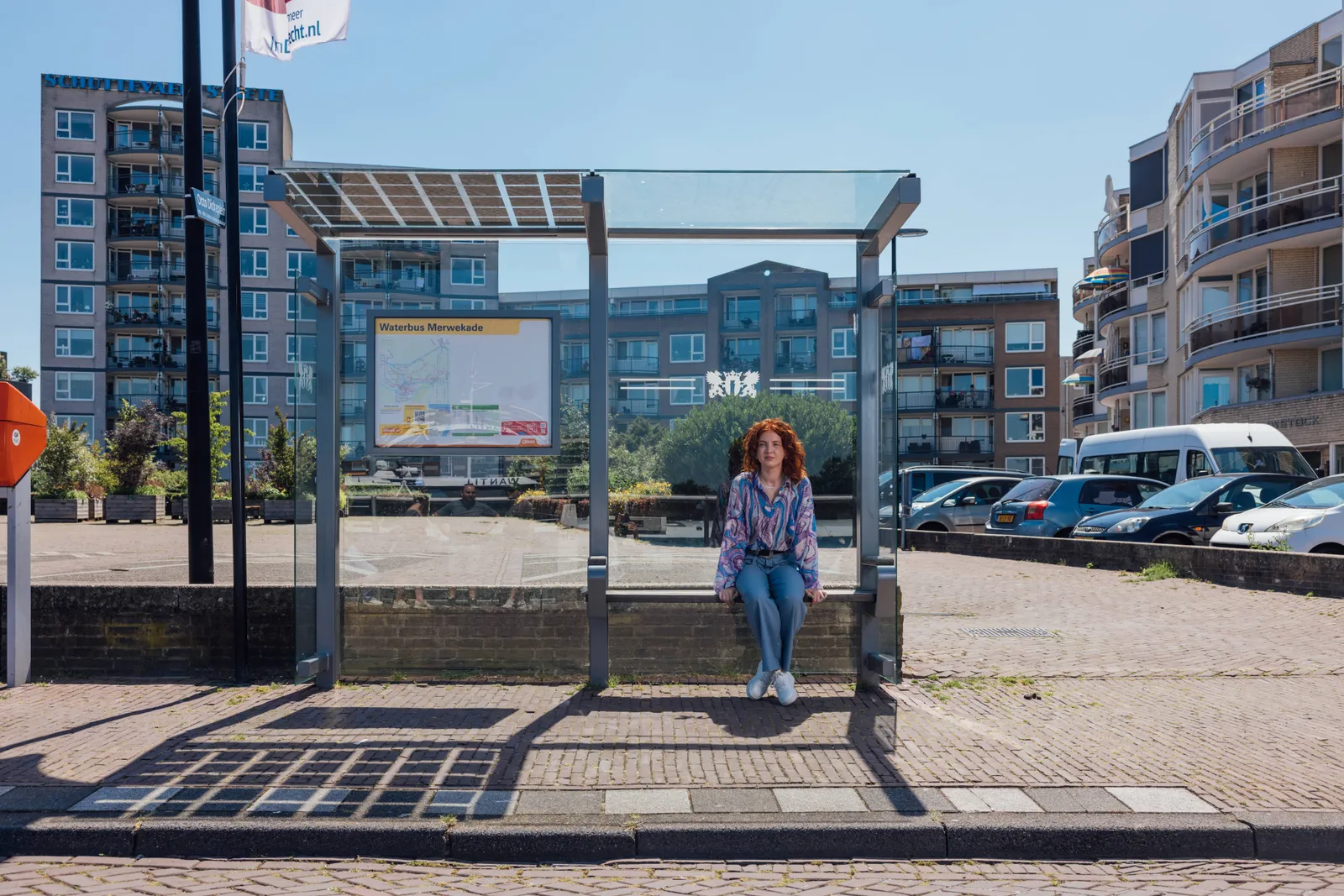 Student zit in een bushalte