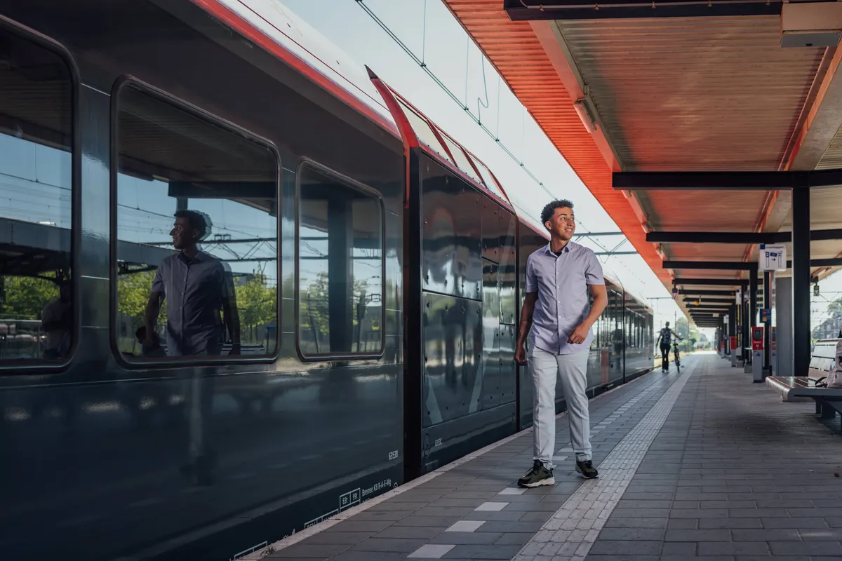 student op perron bij trein