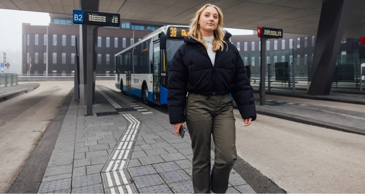 Vrouw bij bushalte