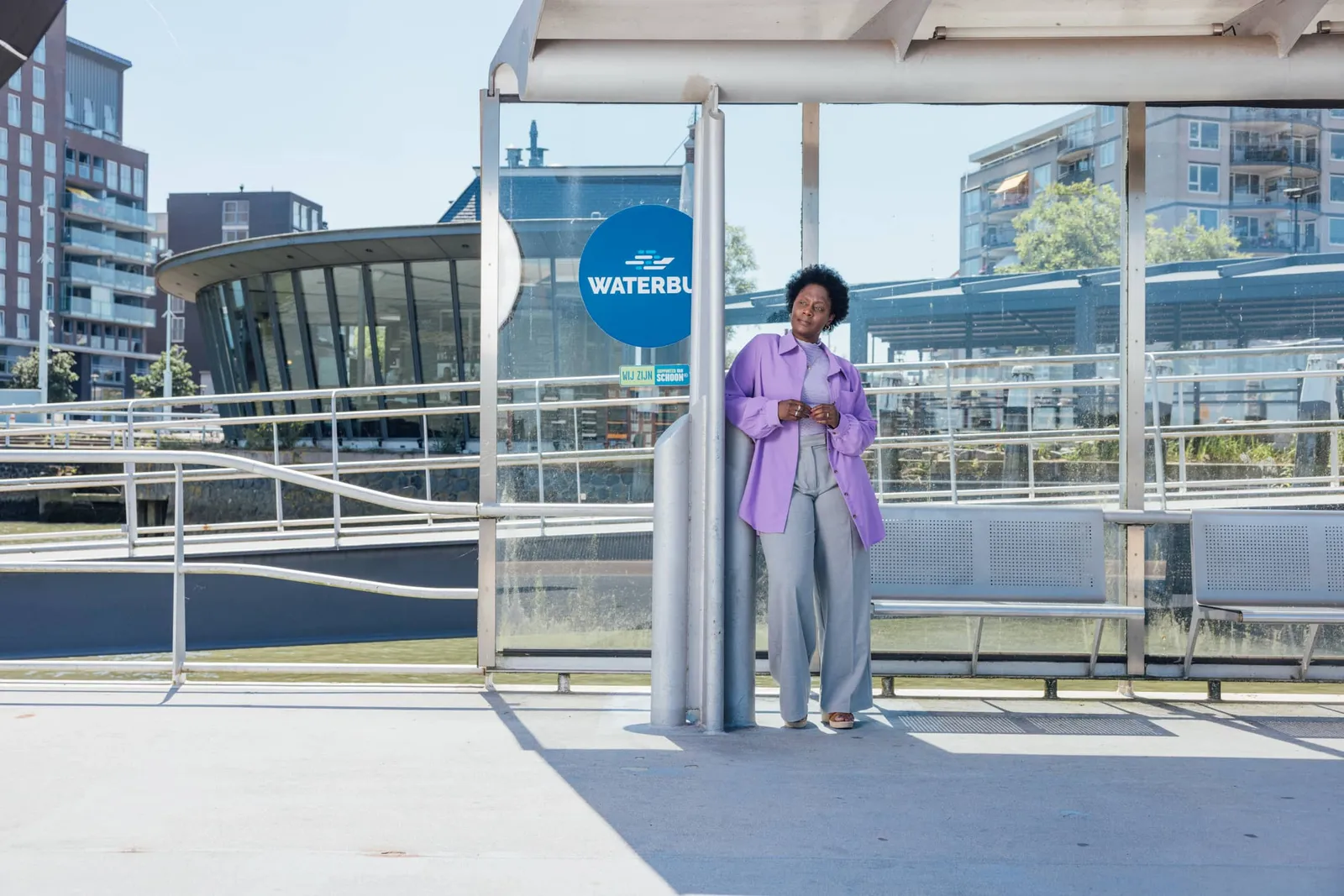 vrouw bij waterbus