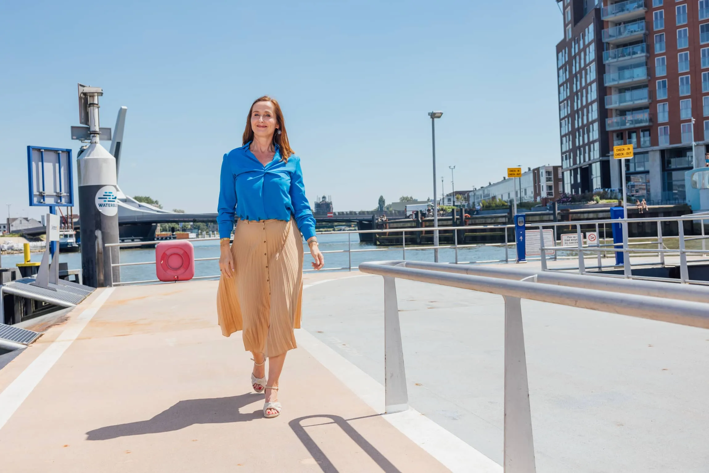 vrouw bij waterbus